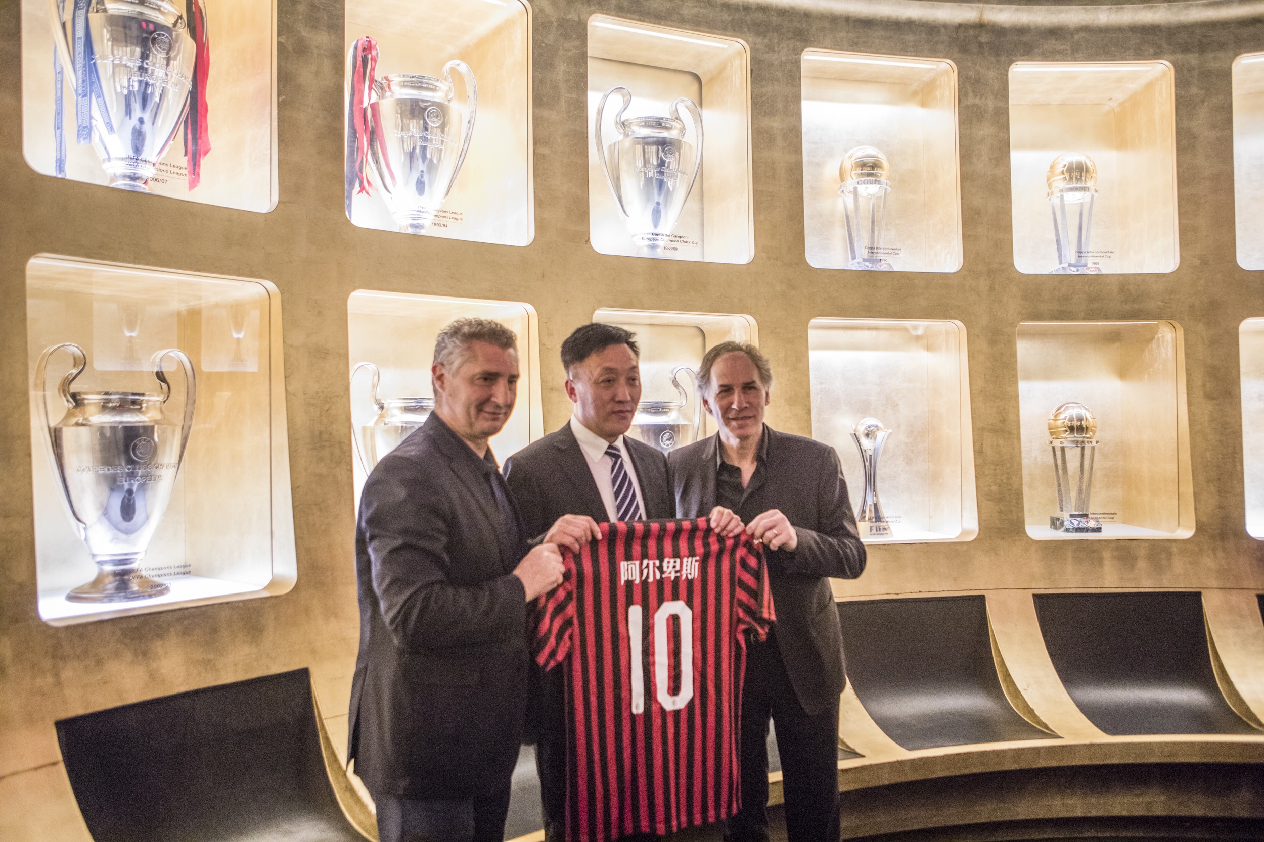 足协杯官方发布决赛纪念产品：纪念徽章38元，围巾58元